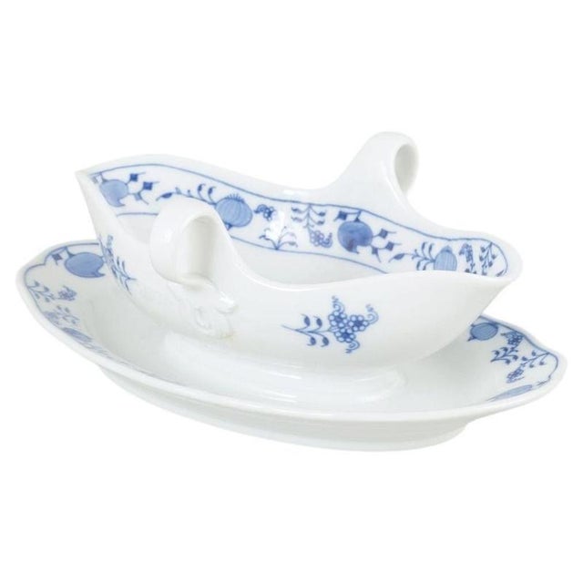 Zwiebelmuster Porcelain Sauce Boat with Attached Stand from Meissen, Early 20th Century For Sale - Image 5 of 5