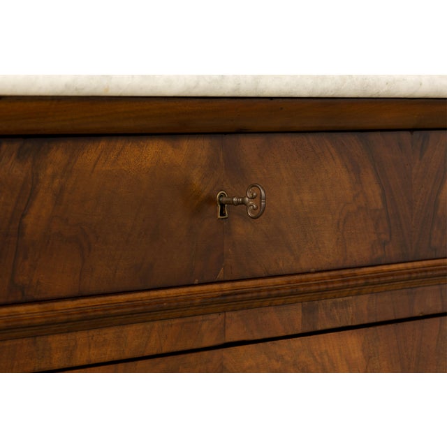 Mid-19th Century French Louis Philippe Walnut Commode With Carrara Marble Top For Sale - Image 15 of 18