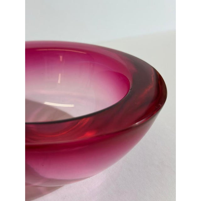 This Murano glass bowl by Archimede Seguso, created in Italy during the 1960s, presents a refined example of the sommerso...