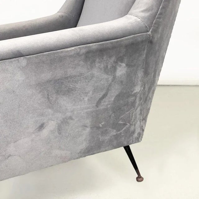 1960s Italian Modern Armchair in Light Gray Velvet with Black Metal Legs, 1960s For Sale - Image 5 of 10