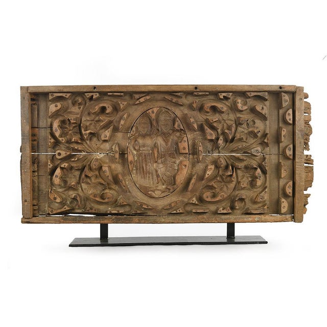 Plaque d'impression murale en bois. This piece is designed in the style of the selected designer and/or manufacturer