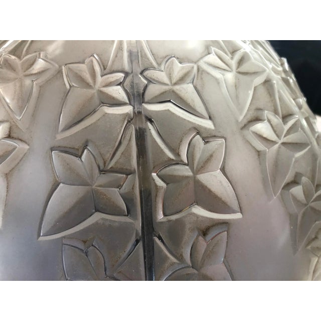 - René Lalique lamp - 37 cm leaf decorated bowl from the Lierre chandelier - Bronze gold and patinated base - Measures:...