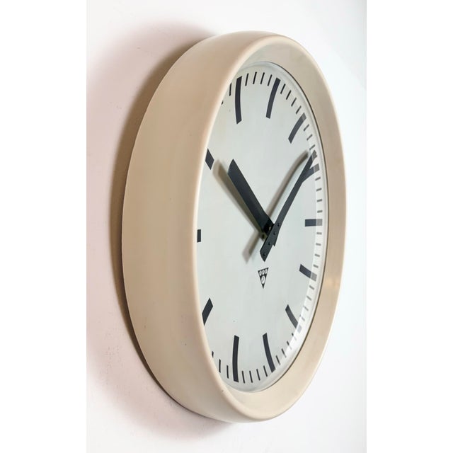 1960s Large Industrial Bakelite Factory Wall Clock from Pragotron, 1960s For Sale - Image 5 of 18