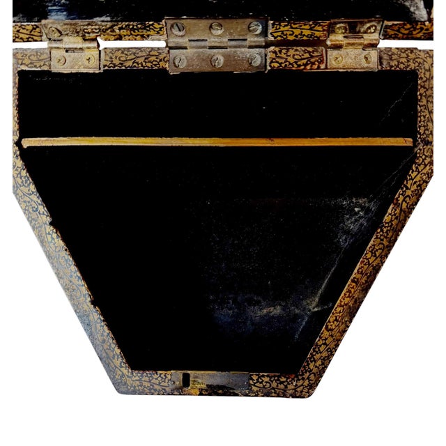 Early 19th Century Chinese Export Lacquered Storage or Letter Box For Sale In Tampa - Image 6 of 11