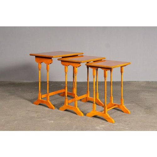 Set of 3 nesting tables Period & Style: English style - late 20th century Features: - elegant and practical furniture with...