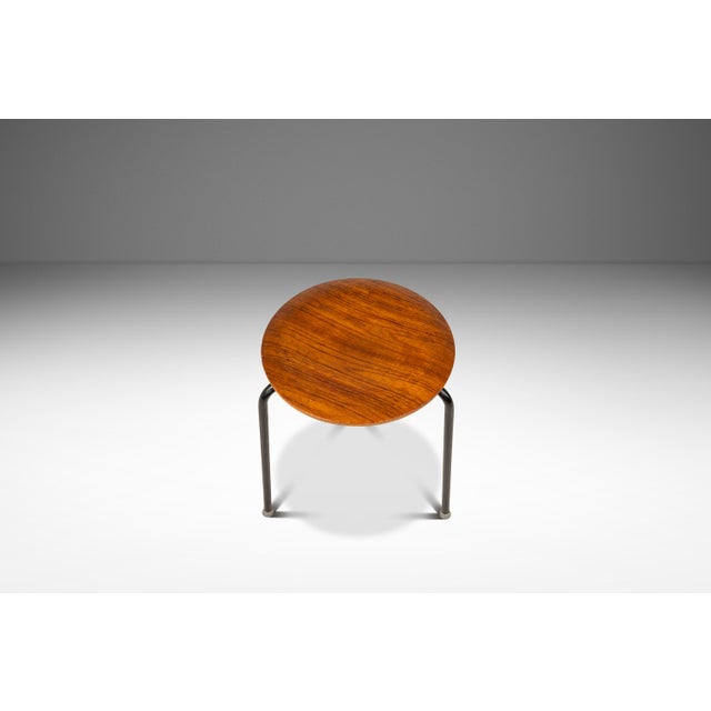 Set of Two (2) Early Model 3170 "Dot" Stools / Nesting Tables by Arne Jacobsen for Fritz Hansen, Demark, C. 1960s For Sale - Image 10 of 18