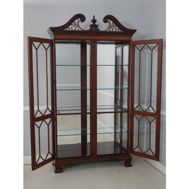 Chippendale Henkel Harris Beveled Glass #2348 Mahogany Curio Cabinet For Sale - Image 3 of 18