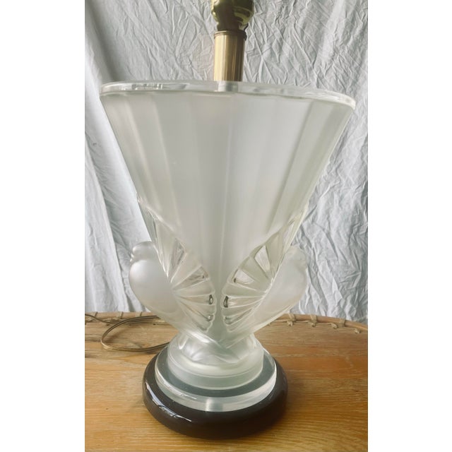 Vianne Glass Co. CVV Vianne France Mid Century Deco Lucite Bird Peacock Pheasant Table Lamp For Sale - Image 4 of 12