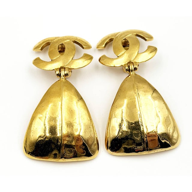 Contemporary 1990s Pair of Chanel Vintage Gold Plated CC Hammered Triangle Clip on Earrings For Sale - Image 3 of 5