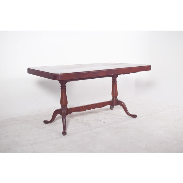 English Extendable Dining Table in Walnut, 1900 For Sale - Image 3 of 9