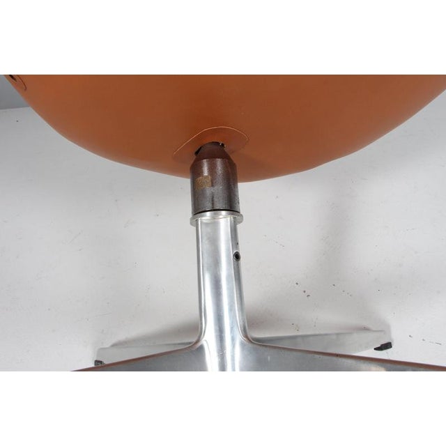 Mid 20th Century Swan Swivel Chair attributed to Arne Jacobsen for Fritz Hansen, Denmark, 1960s For Sale - Image 5 of 8