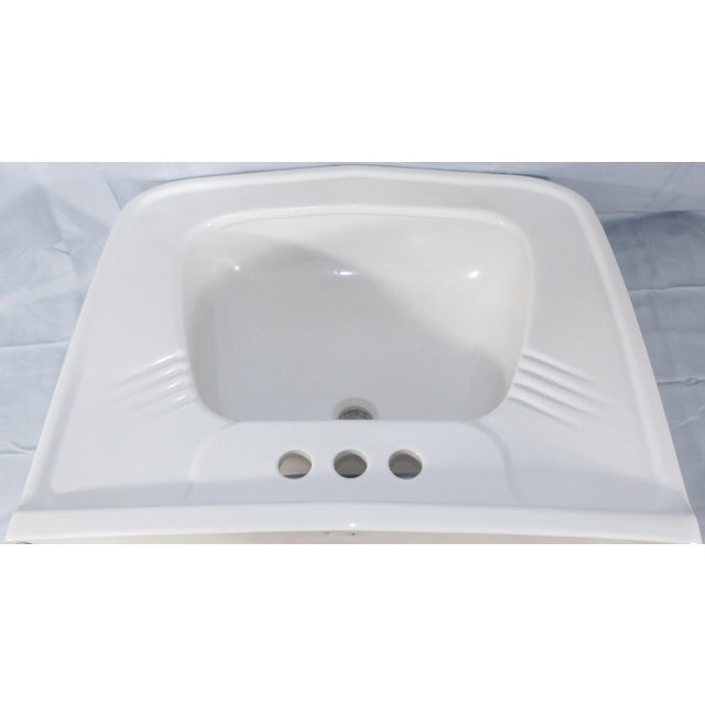 1948 Vintage Art Deco White Vitreous China Pedestal Sink in Excellent Condition For Sale - Image 14 of 18