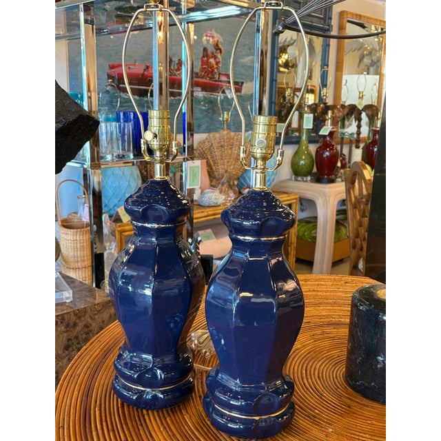 Hollywood Regency Vintage Palm Beach Pair of Cobalt Blue Ceramic Table Lamps Newly Wired - a Pair For Sale - Image 3 of 10
