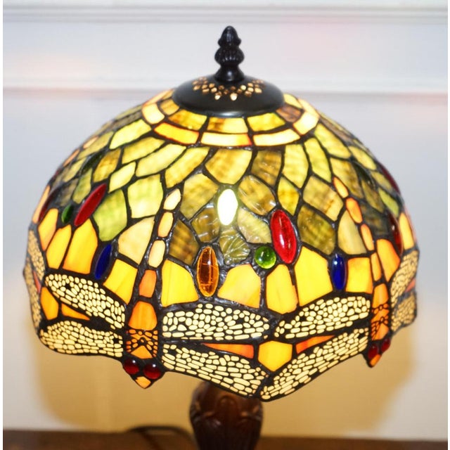Bring a warm, colourful glow to your home with this striking Tiffany-style stained glass table lamp, featuring a classic...