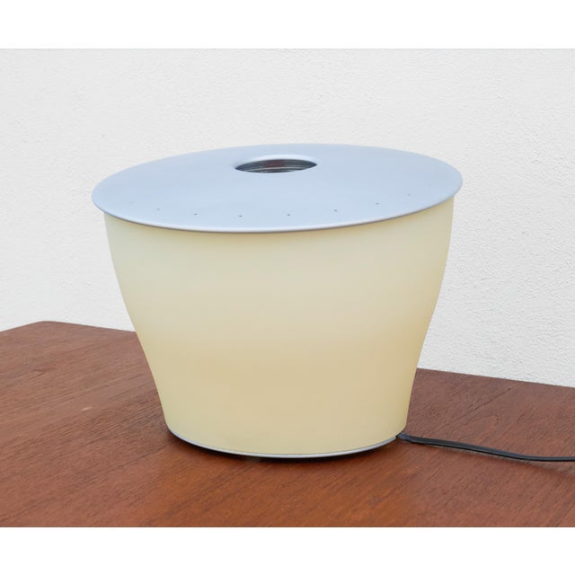 Diffuser in blown satin glass and anodized aluminum; inside the hood, a mirrored plate creates a hologram of the glass...