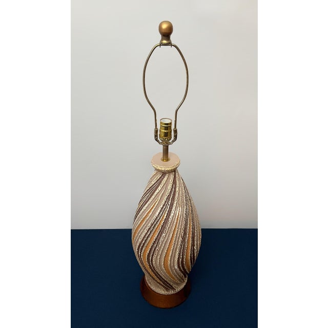 1970s Mid-Century Modern f.a.i.p. Sculptural Swirl Chalkware Table Lamp For Sale - Image 4 of 6
