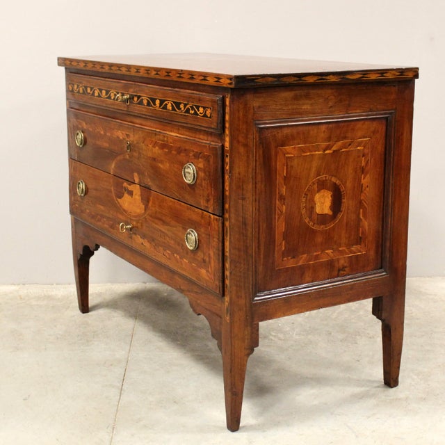 18th Century Italian Louis XVI Chest of Drawers in Walnut For Sale - Image 4 of 16