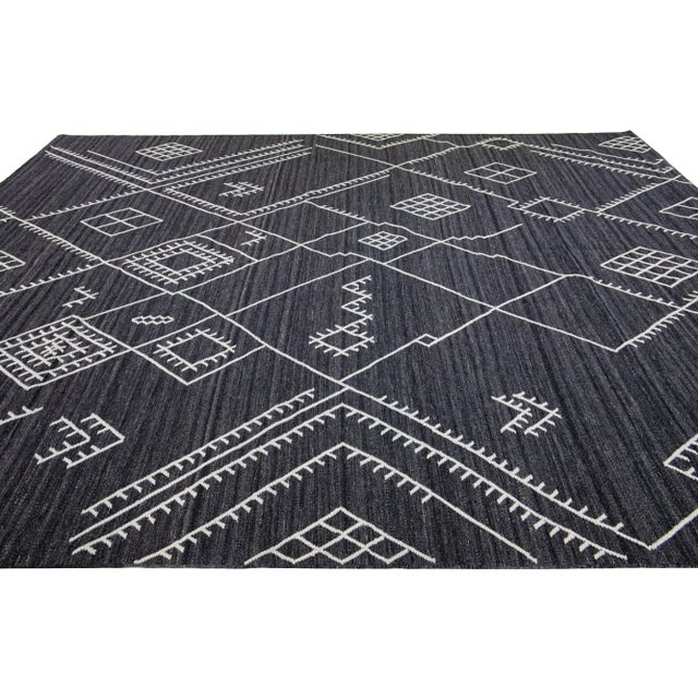 Early 21st Century Early 21st Century Contemporary Apadana's Nantucket Collection Flatweave Kilim Designed Wool Rug in Charcoal For Sale - Image 5 of 7