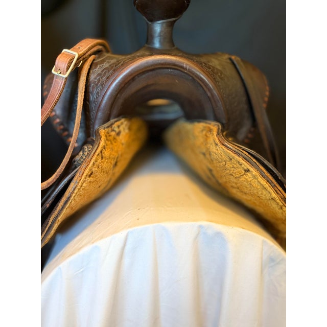 Animal Skin Keyston Bros 1940s Vintage American Western "BearTrap" Saddle For Sale - Image 7 of 11