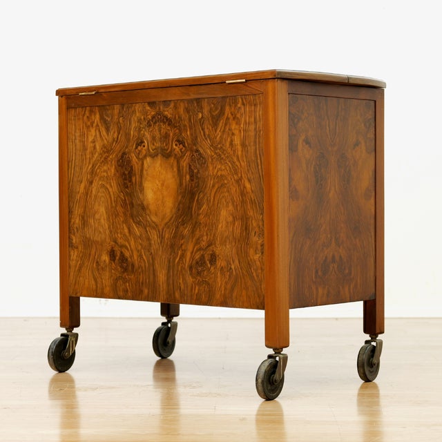 1950s British 'Pop-Up' Liquor Cabinet Bar Cart in Burl Wood For Sale - Image 13 of 15