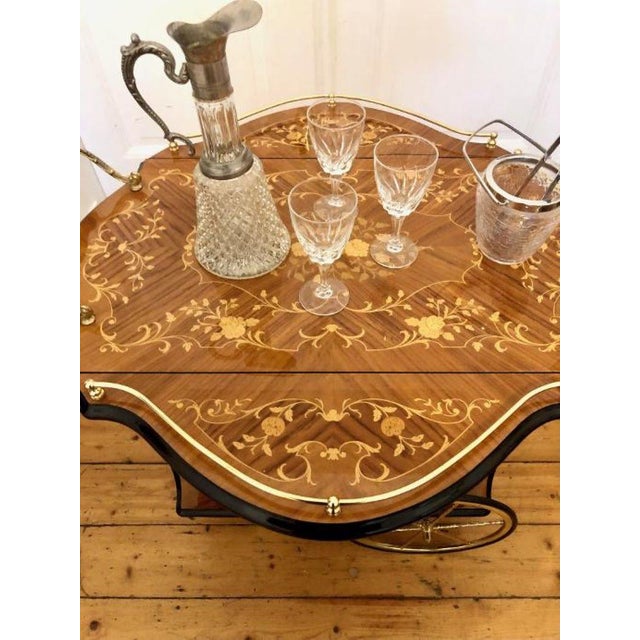 Wood Vintage Colonial Sorrento Farfalla Drop Leaf Serving Trolley with Inlaid Brass Ornaments and Round Hinged Top, 1950s For Sale - Image 7 of 18