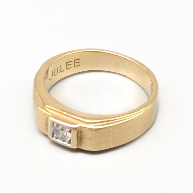 Ring, Gold, 18K, 6.37g, Size: 17mm, Width: 6mm, Good condition, Contains engraving. Diamond of 0.15CT This piece has an...