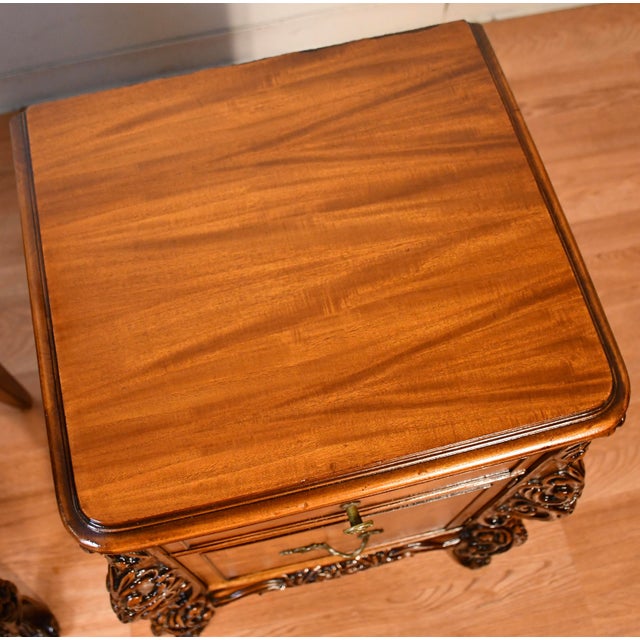 French 1930 French Satinwood Pair of Nightstands / Bedside Tables For Sale - Image 3 of 11