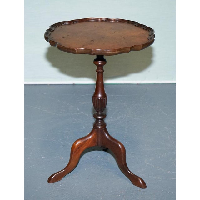 Antique Hardwood Scalloped Edge Top Side Table on Tripod Feet, 1930 For Sale - Image 3 of 10