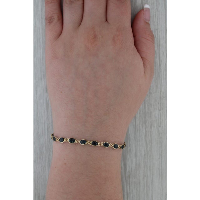 Modern 6.60ctw Blue Sapphire Tennis Bracelet 18k Yellow Gold 7" 4.1mm For Sale - Image 3 of 5