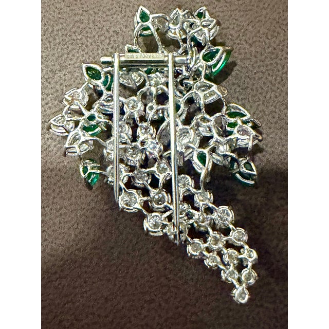 Metal Tiffany & Co Colombian Pear Emerald & 12 Ct Diamond Pin in Platinum, Vintage For Sale - Image 7 of 8