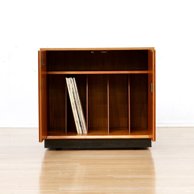 1960s 1960s Mid Century Teak Vinyl Record Storage by Dynatron For Sale - Image 5 of 11