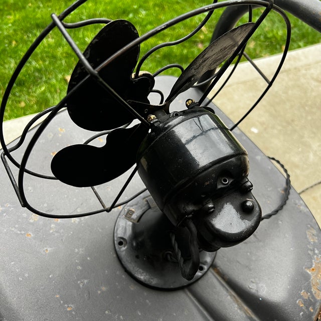 1930s Vintage Emerson B Jr Oscillating Black Metal Desk Fan For Sale - Image 5 of 12