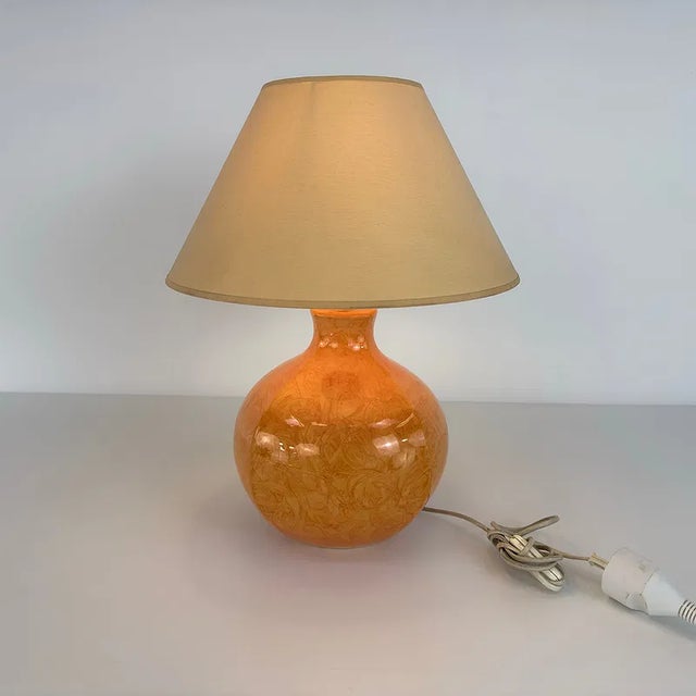 Mid-Century Modern Vintage 1990s French Kostka Ceramic Table Lamp | Reactive Glaze | Amber Melon | Original Shade | Made in France For Sale - Image 3 of 10