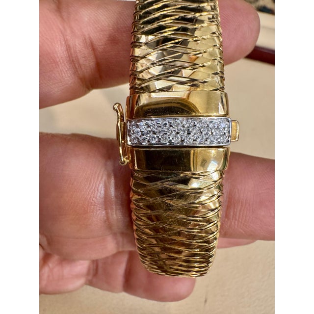 Roberto Coin Diamond Bangle Woven Bracelet 18 Karat Yellow Gold Estate, Medium For Sale - Image 9 of 18