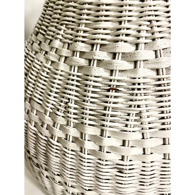 Vintage White Wicker Table Lamp With Matching Woven Shade – Coastal Boho Mid-Century Style 31.5” Tall For Sale - Image 17 of 18