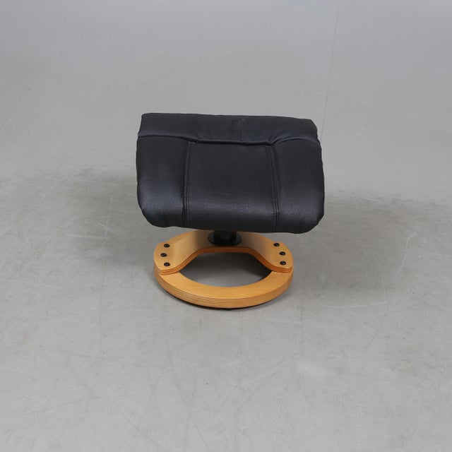 Set of Vintage Scandinavian Lounge Chair with Ottoman in Black Leather and Wood Frame, 1980s For Sale - Image 6 of 9