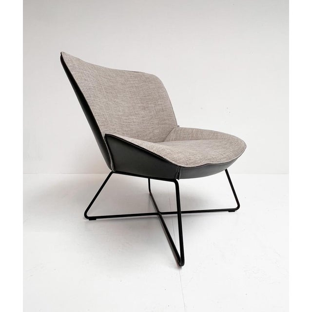 This Rolf Bens 383 armchair by Joachim Nees combines modern minimalism and high-quality comfort. The lounge chair features...