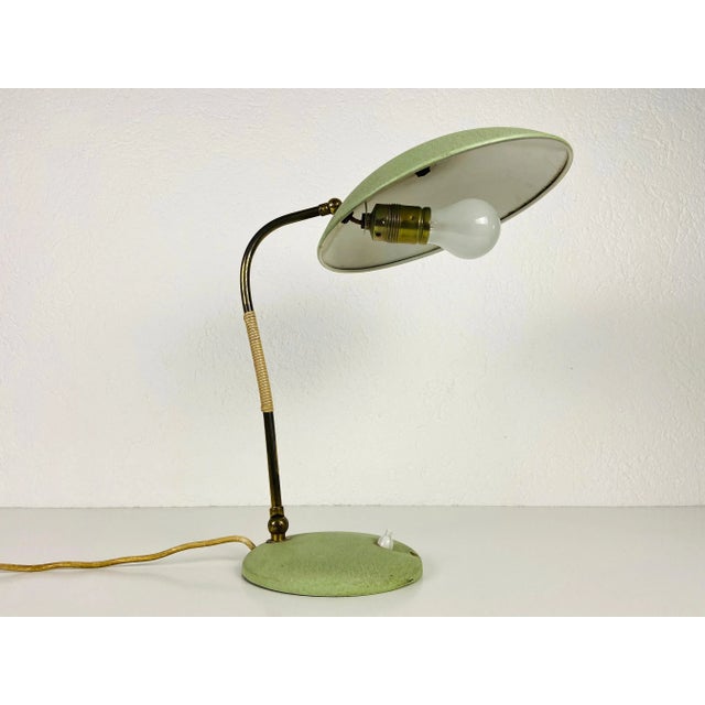 An Italian table lamp made in the 1960s. The lighting has an exceptional design. The light requires one E27 (US E26) light...
