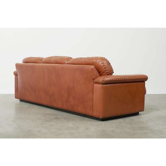 Cognac Leather Arizona Sofa and Easy Chairs attributed to Vavassori, Monza, Italy, 1970s, Set of 3 For Sale - Image 6 of 18