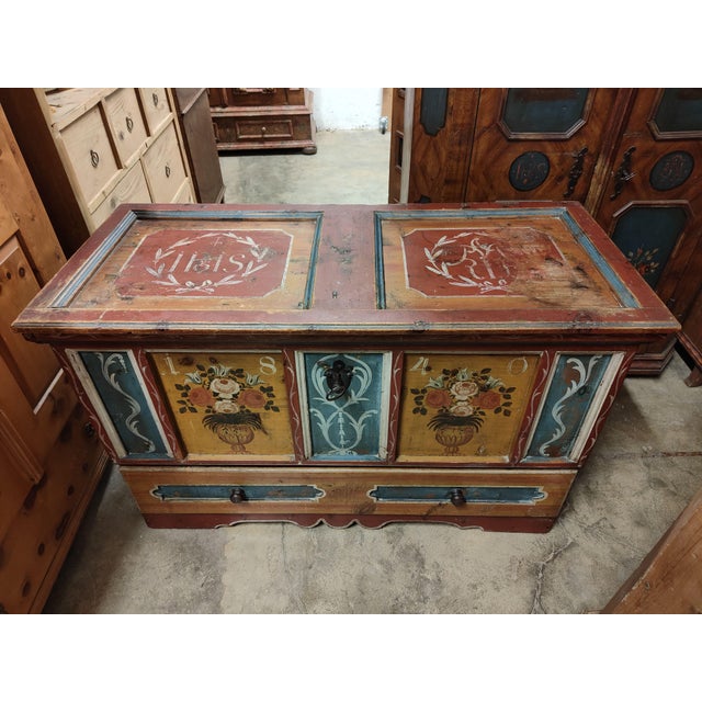 Spectacular dowry wedding chest in Swiss pine, dated 1840, from the Merano area, Alto Adige. 100% original. Dimensions...