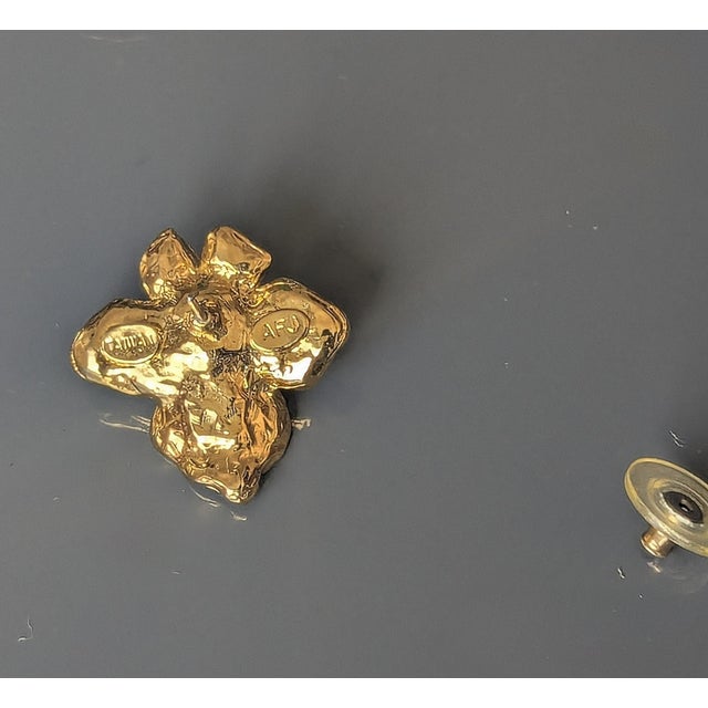 1980s Pair of Afj Floral Earrings Gold Rhinestone For Sale - Image 4 of 4