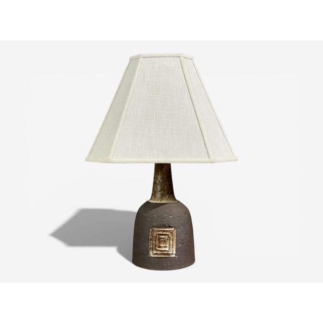 Fridtjof Sejersen, Sejer Keramik, Danish Mid-Century Modern, Table Lamp, Brown Ceramic, Denmark, 1960s A brown brutalist...