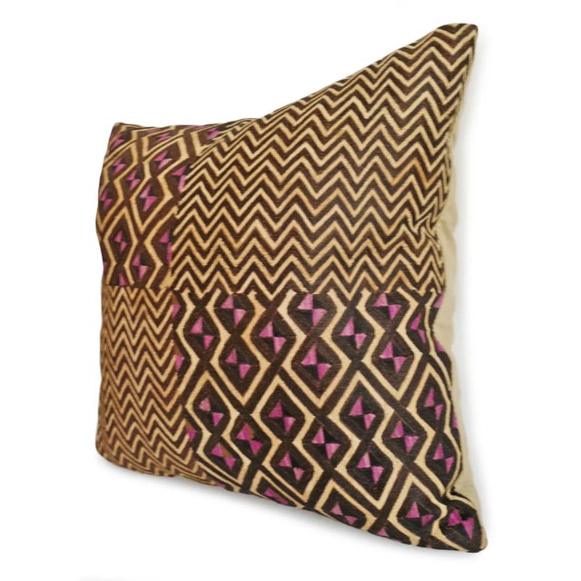 Authentic and beautiful vintage Kuba grass textile pillow. Beautifully hand stitched with natural vegetable dyed grass....