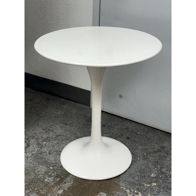 Design Plus Gallery presents a Eero Saarinen Style Tulip Side Table. This side table embodies the enduring elegance of...