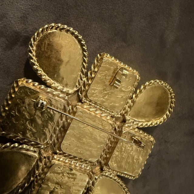 1990s High Quality Costume Jewelry Italian Big Brooch For Sale - Image 6 of 12