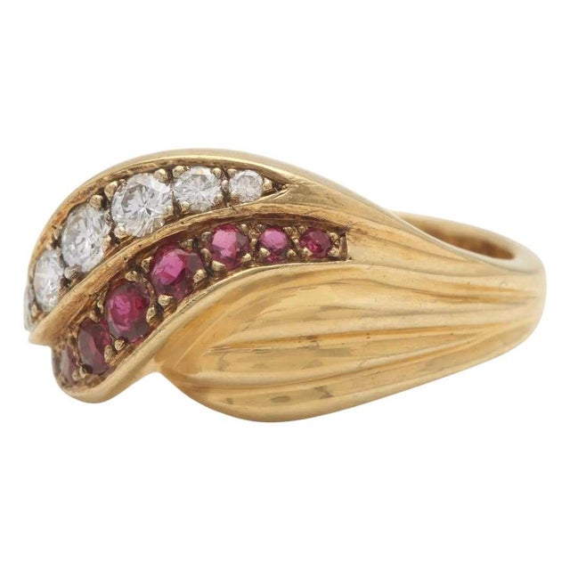 Contemporary Vintage Natural Ruby and Natural Diamond 14k Solid Yellow Gold Ring, Size 5.5 For Sale - Image 3 of 8