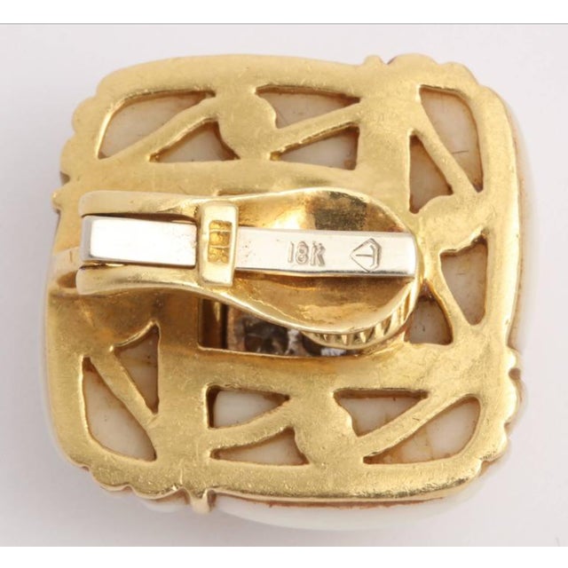 White Coral and 18kt Yellow Gold Clip-On Earrings Vintage 60s For Sale - Image 4 of 7