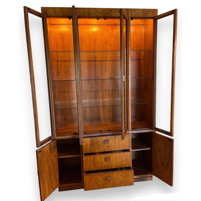 Beautiful Drexel Heritage china hutch/cabinet! Electrical for the lights works! Includes china hutch, 3 glass shelves for...