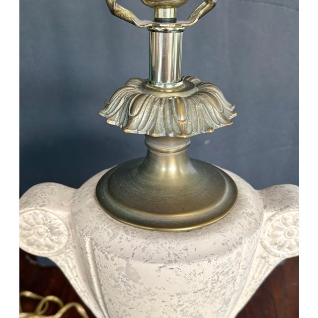 1980s Vintage Neoclassical Faux Marble Ceramic & Brass Urn Table Lamp For Sale - Image 5 of 12