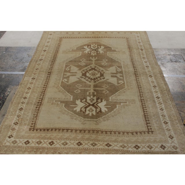 Hand-knotted in wool, a vintage mid-century Kars pile rug originating from Turkey circa 1950-1960. Joining Rug & Kilim’s...